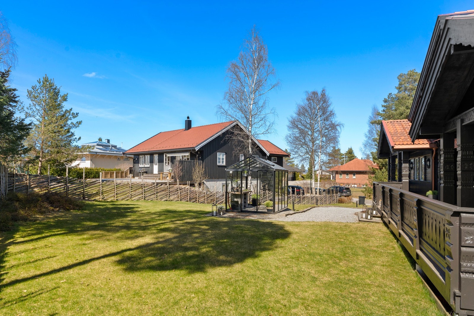 Spydeberg sentrum med dagligvare og service ligger kun få minutter unna. Galleribilde
