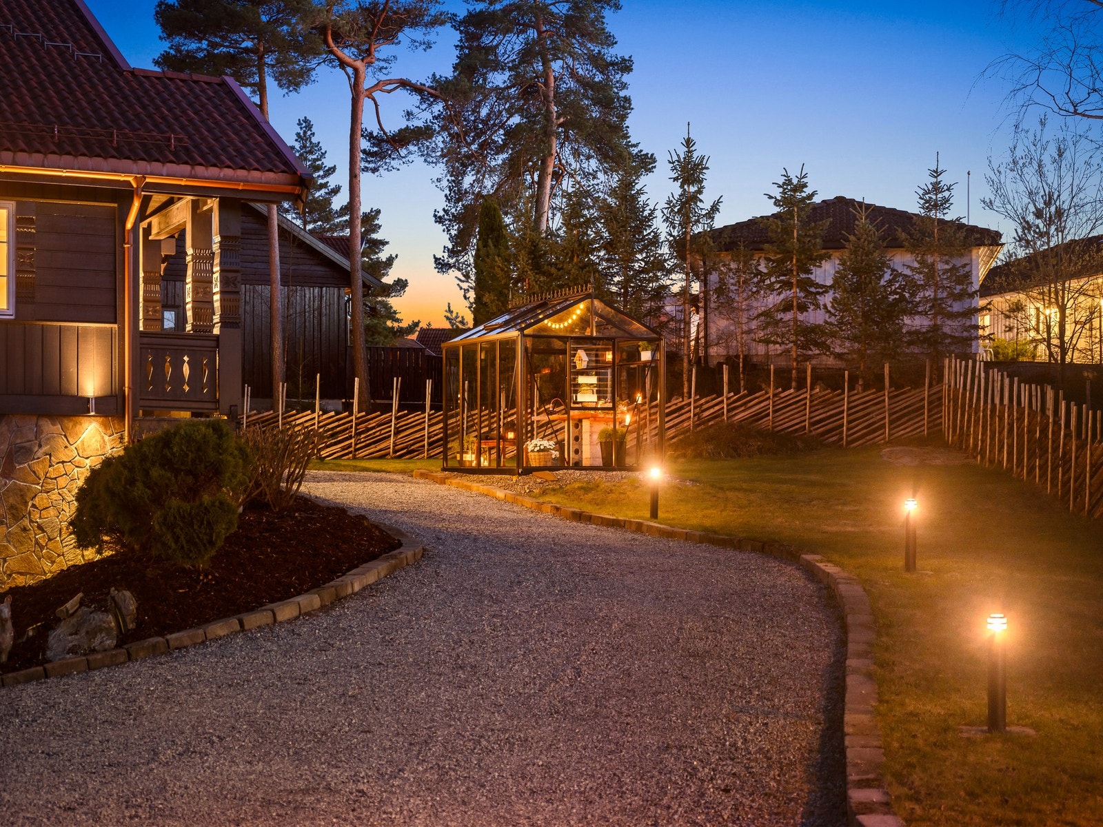 Gruset innkjørsel og internveier. Galleribilde