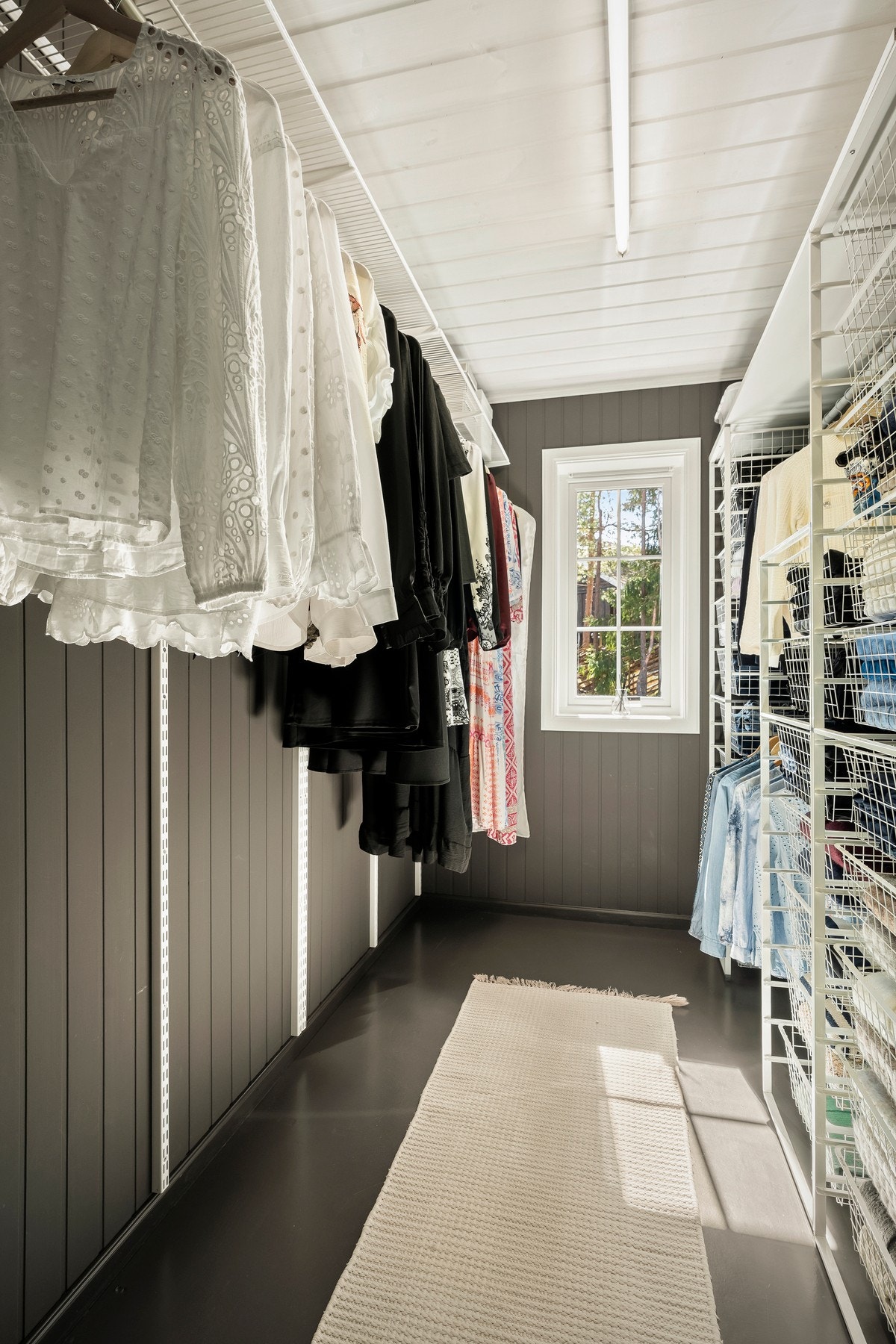 Walk-in closet tilknyttet hovedsoverommet. Galleribilde