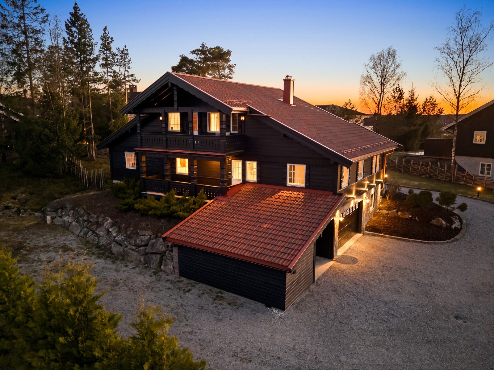 Huset har integrert garasje og carport. Galleribilde
