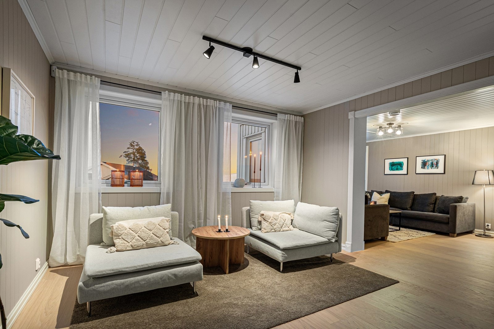 Vegg- og takflater er holdt i lyse, tidsriktige farger som gir et moderne og harmonisk uttrykk. Galleribilde