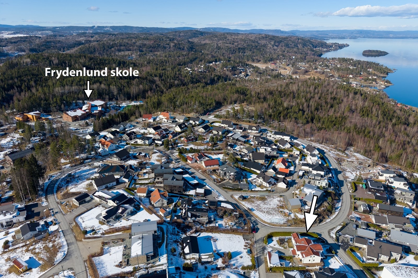 Det er kort gangavstand til Frydenlund barneskole og Frydenlund Kanvas-barnehage. Galleribilde