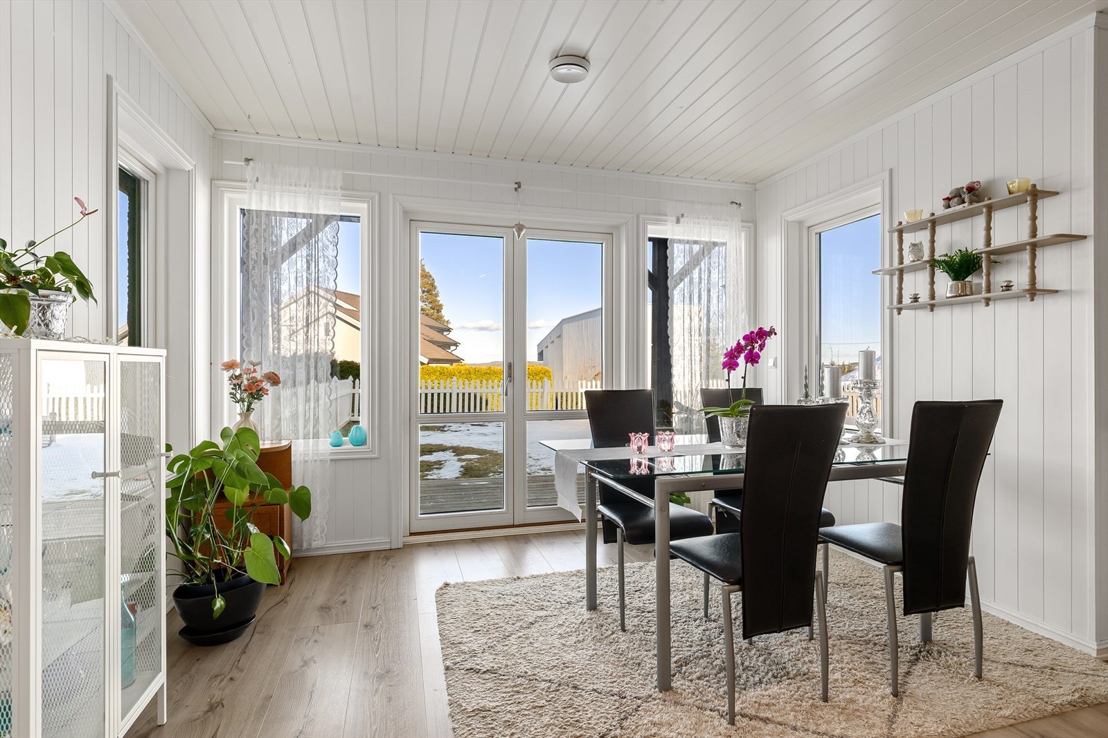 Hybel: Lys og innbydende spisestue i hybelen, med plass til hyggelige måltider og sosiale sammenkomster. Galleribilde