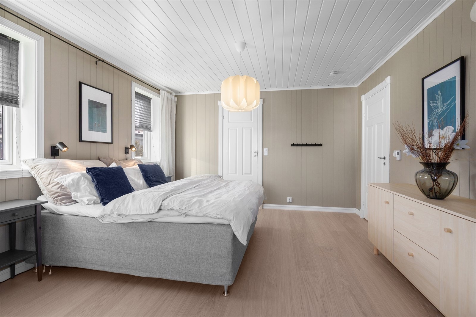 Hovedsoverommet ligger i 1. etasje og har både walk-in closet og direkte tilgang til eget bad (ensuite), noe som gir en praktisk og privat løsning. Galleribilde