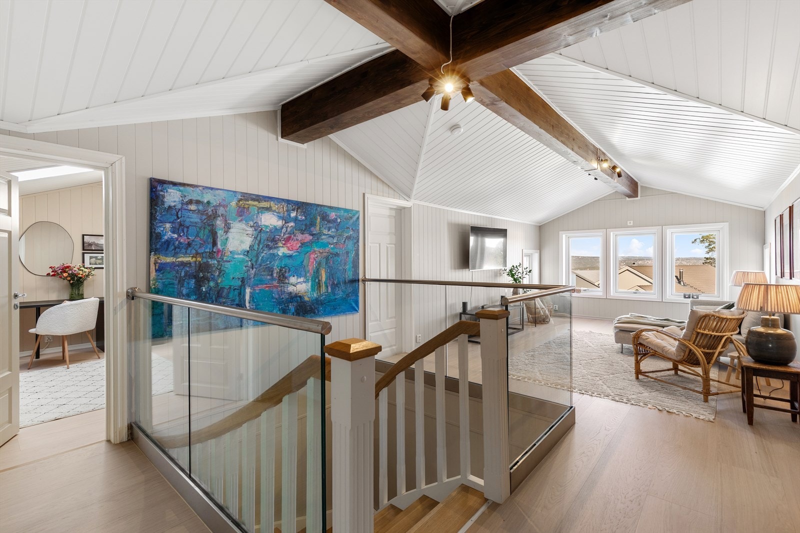 2.etg. rommer en lys og trivelig loftstue, et stilfullt bad og hele 4 soverom som gir gode plassmuligheter. Galleribilde