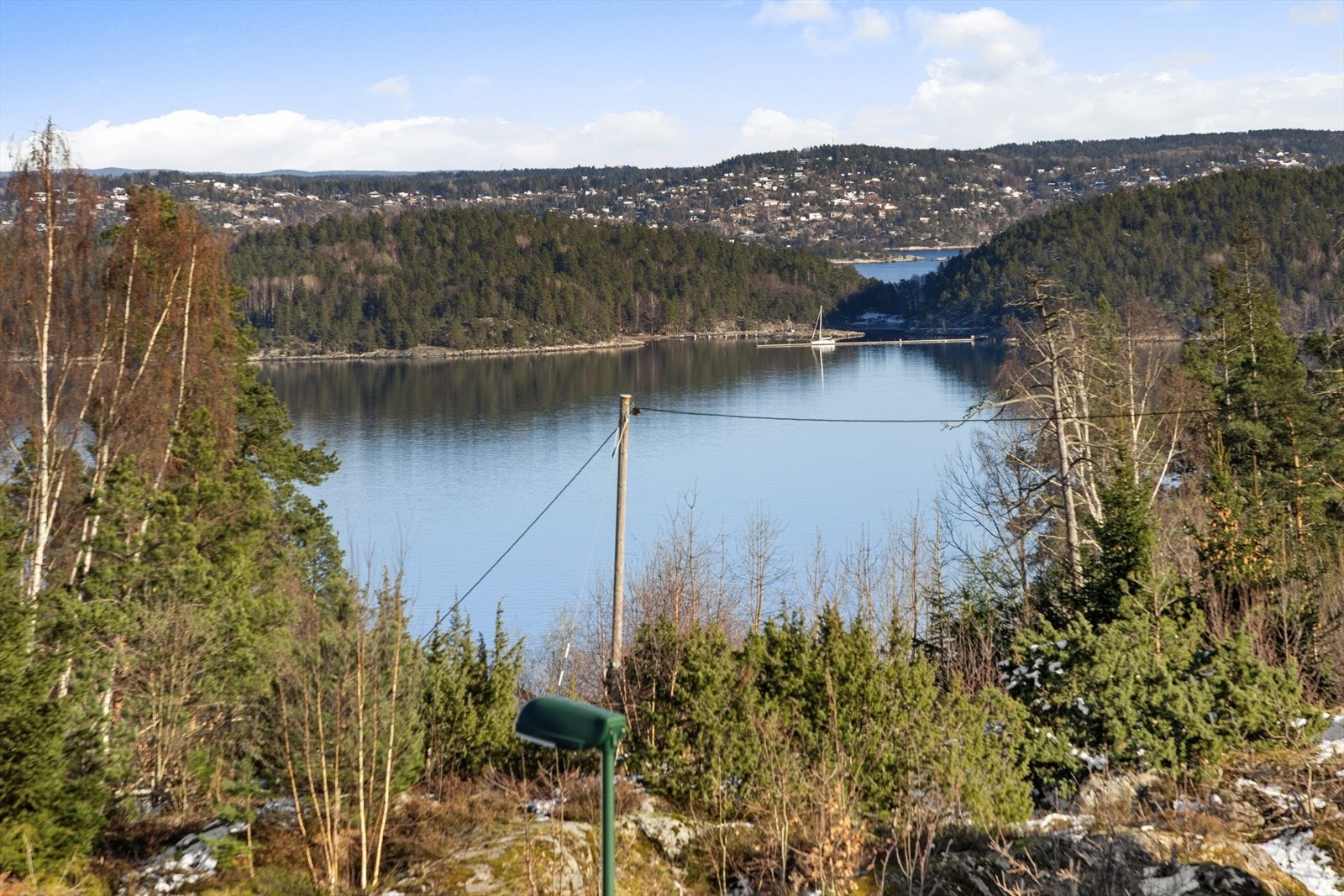 Fra eiendommen er det en kort spasertur til sjøen, hvor turstier fører til badestrender og båthavn. Galleribilde