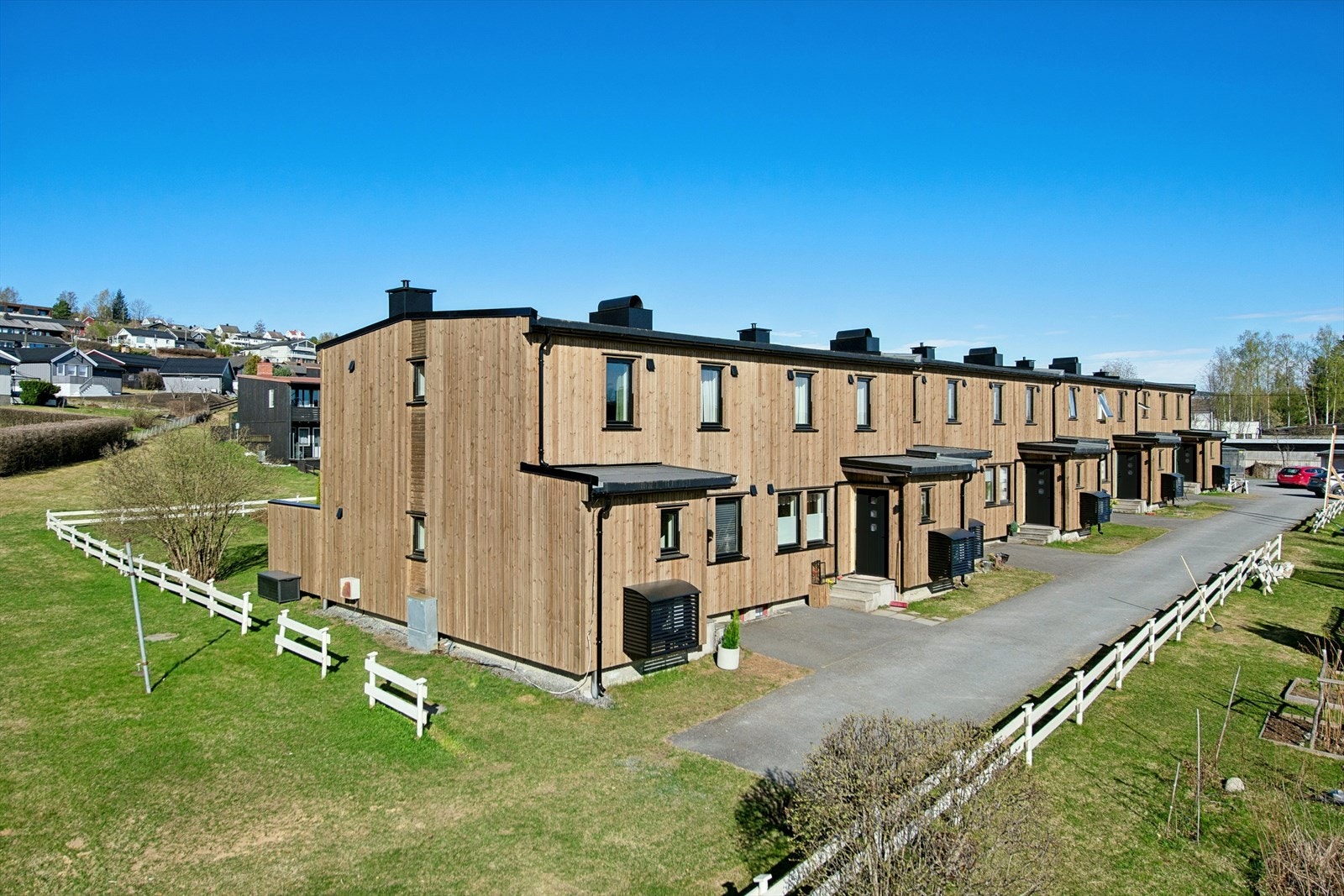 Et svært innbydende enderekkehus, betydelig oppgradert i 2022, med bla. totalrenovering av kjøkken, bad og stue, nytt røropplegg, oppgradering av strømanlegget. Galleribilde