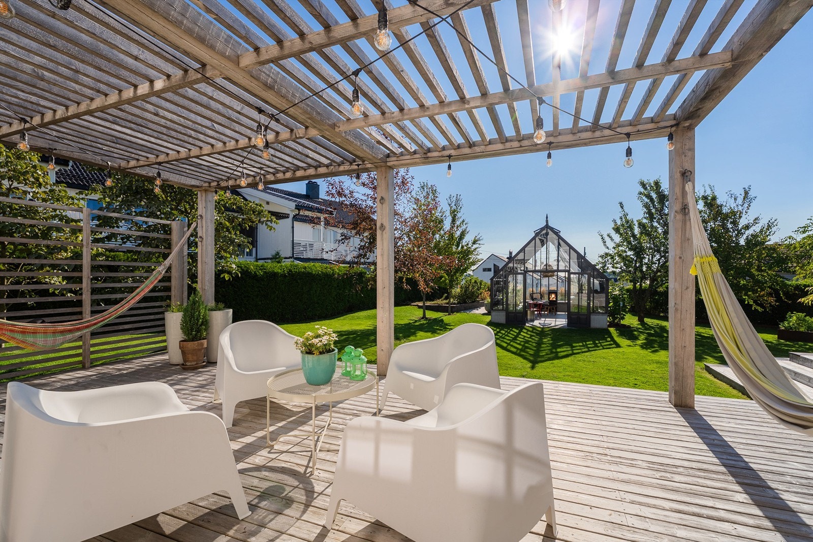 Stor flott pergola med god plass utenfor kjøkkenet. Galleribilde