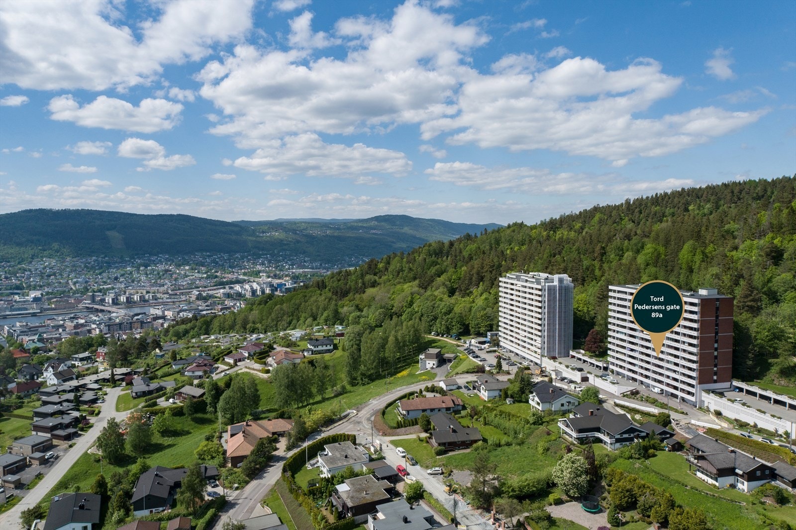 Leiligheten ligger stille og tilbaketrukket på Strøtvet, med kort vei til bussholdeplass og byen for øvrig Galleribilde