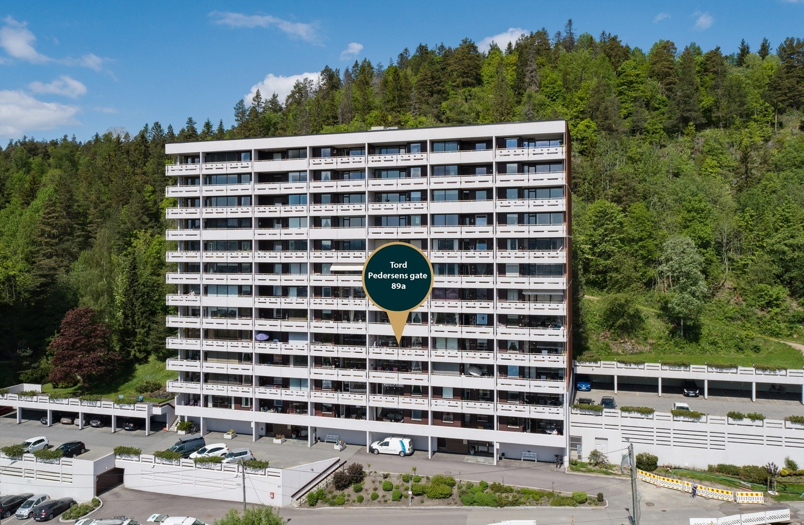 Leiligheten ligger i 4. etasje med heis og parkering. Fjernvarme inkl. i felleskostnader. Galleribilde
