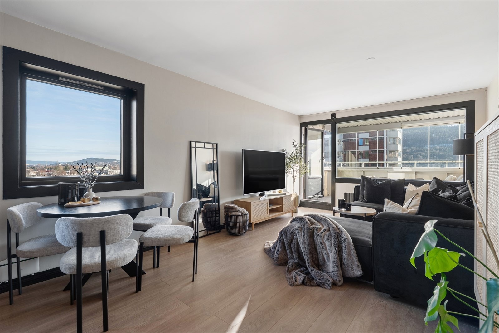 Store vindusflater og terrassedør slipper inn rikelig med naturlig lys og gir stuen en lys og luftig atmosfære. Galleribilde