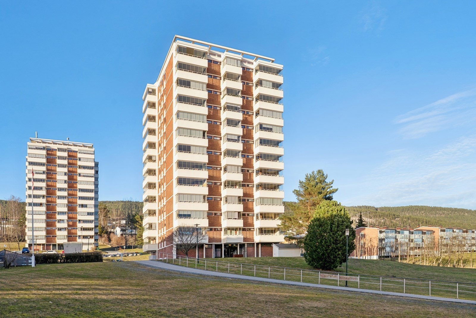 Boligen ligger fint til i et veletablert og attraktivt område på Åssiden. Her har en kort vei til både skole, barnehage og dagligvare. Galleribilde