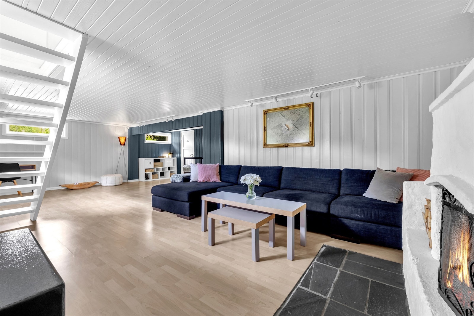 Kjellerstuen har plass til diverse møblement som sofa, stuebord og tv-løsning. Galleribilde