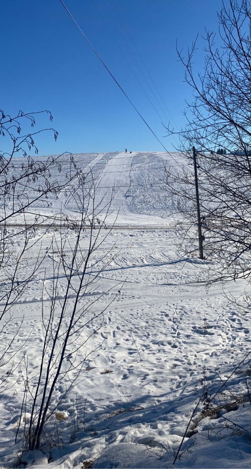 Eiendommen ligger meget idyllisk til både sommer og vinter. Perfekt for aktive barn og voksne (private vinterbilder tatt av eier) Galleribilde