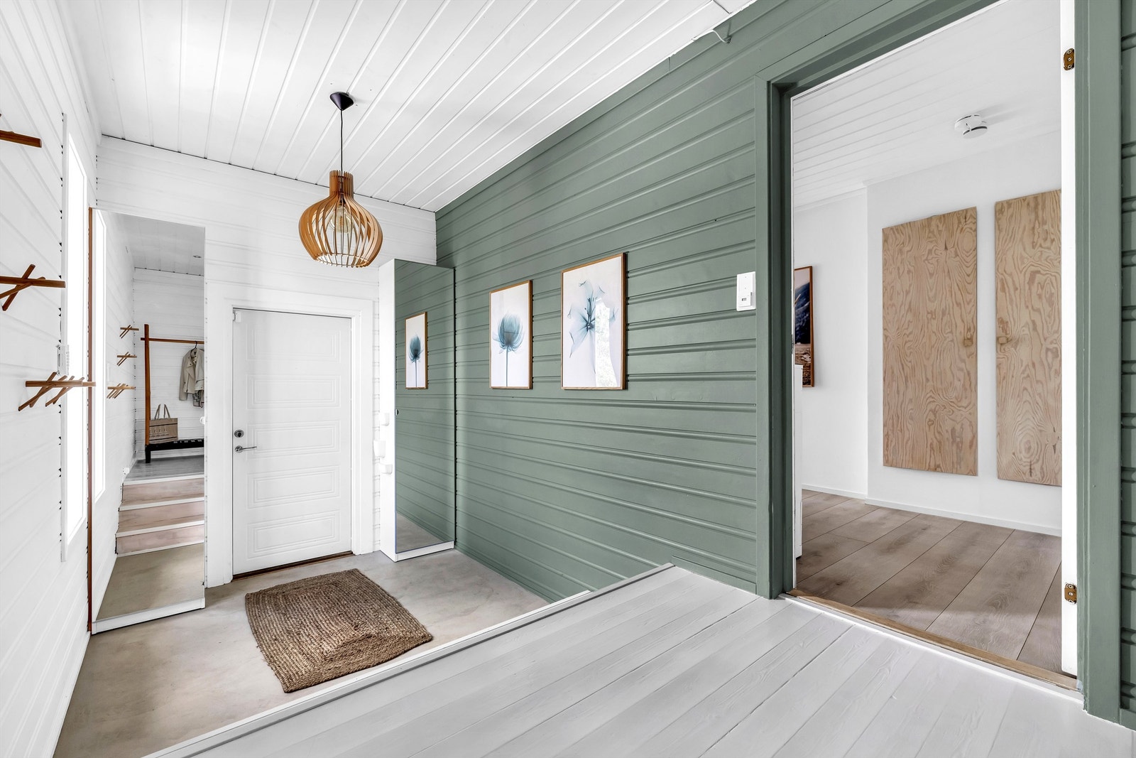 Stor, lys og innbydende entre i to nivåer med god takhøyde. Gulv med mikrosement og varme. God plass til oppheng av jakker og sko, samt garderobeskap som kan bidra til å holde det ryddig. Galleribilde