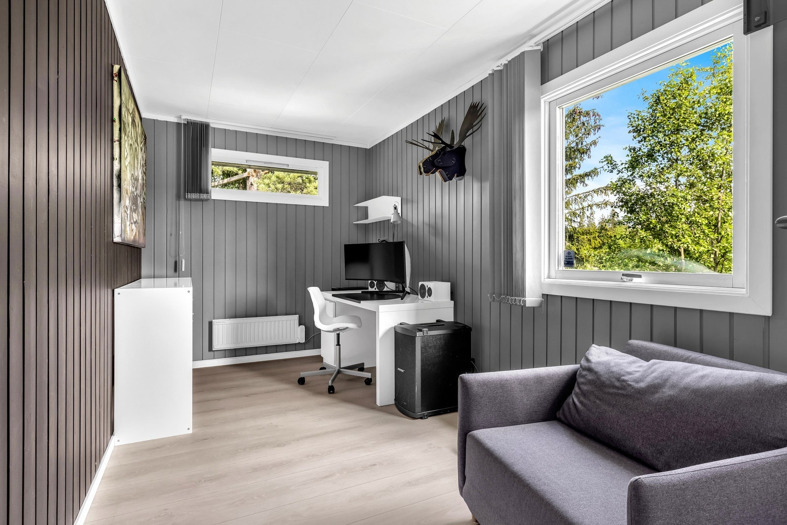 Soverom som ligger i tilknytning til entréen, er opprinnelig en matbod og ikke godkjent for varig opphold. Rommet benyttes i dag som et stort og lyst kontor. Galleribilde