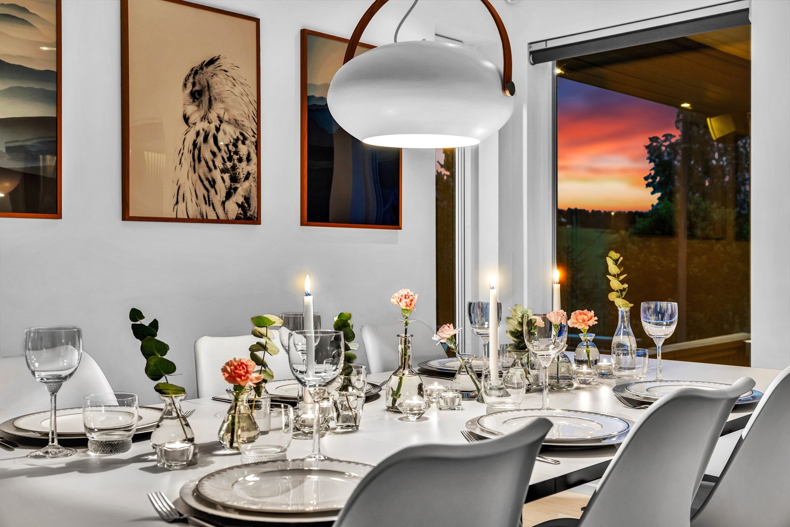 Rommet kan enkelt deles inn i ulike soner, noe som gjør det ideelt for både avslapning og familiekos. Galleribilde