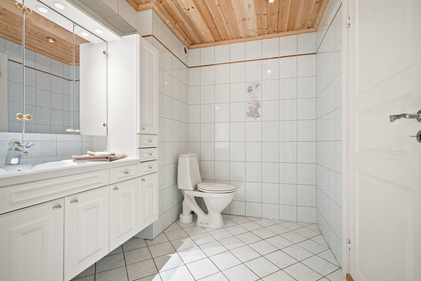 Badet er todelt - hhv wc/servant og dusj/vaskerom Galleribilde