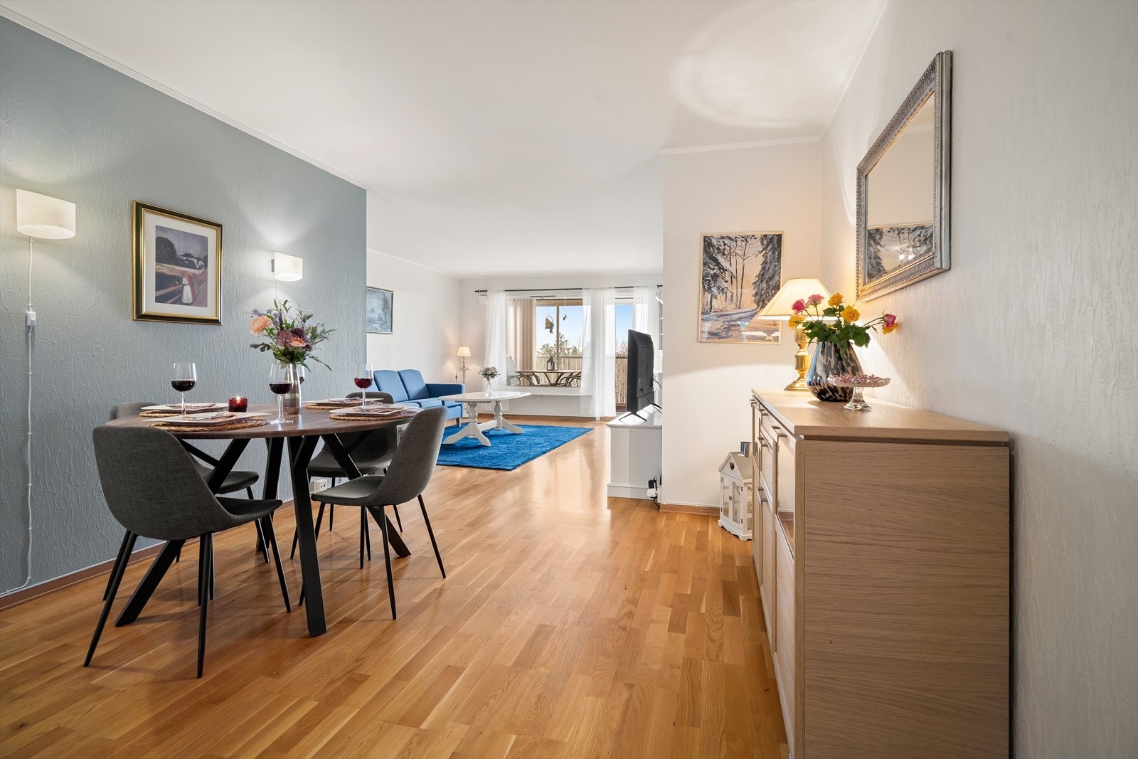 Stuen har god plass til spisestue og sofagruppe Galleribilde