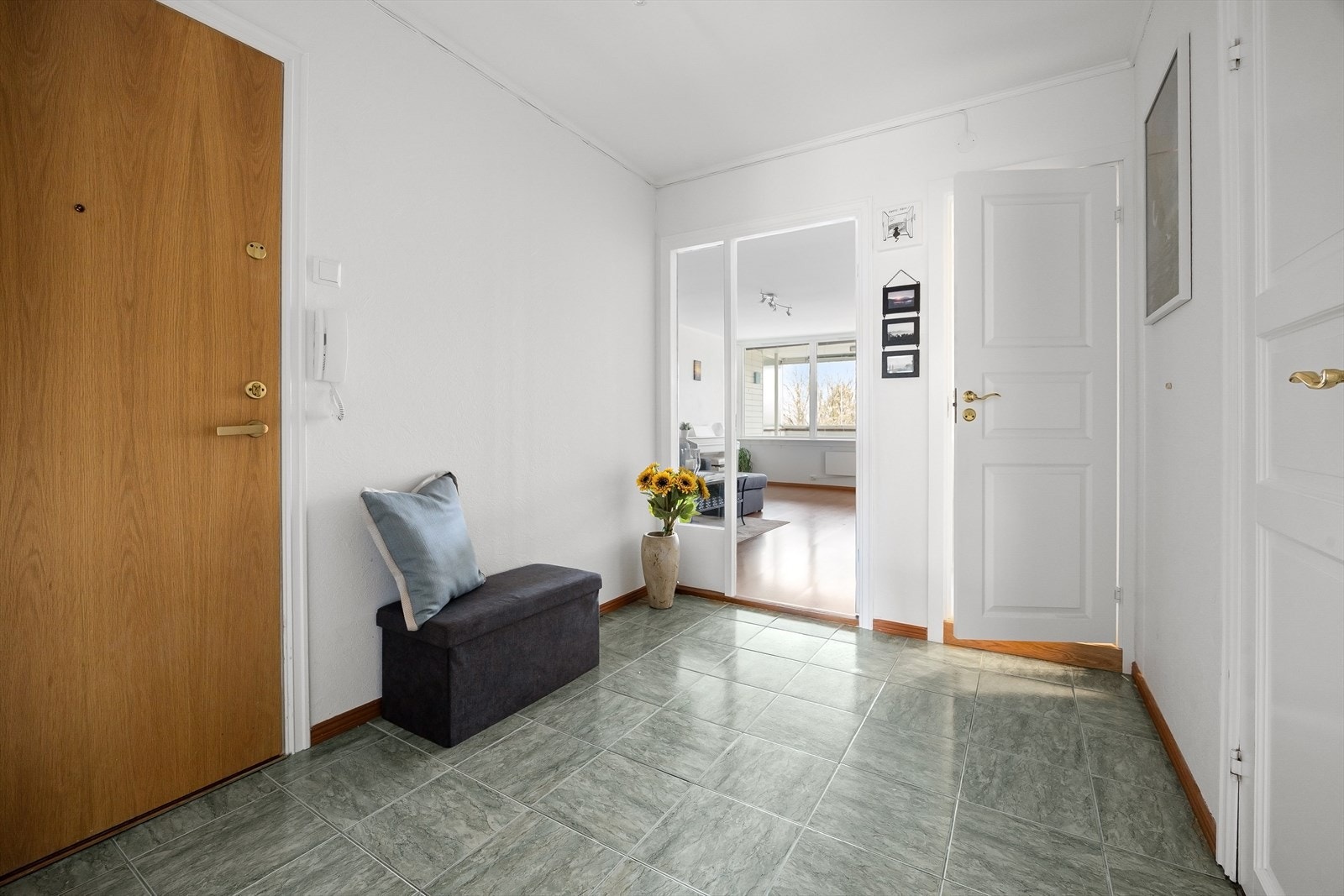 Entré med adkomst til innvendig bod, bad, soverom og stue. Galleribilde