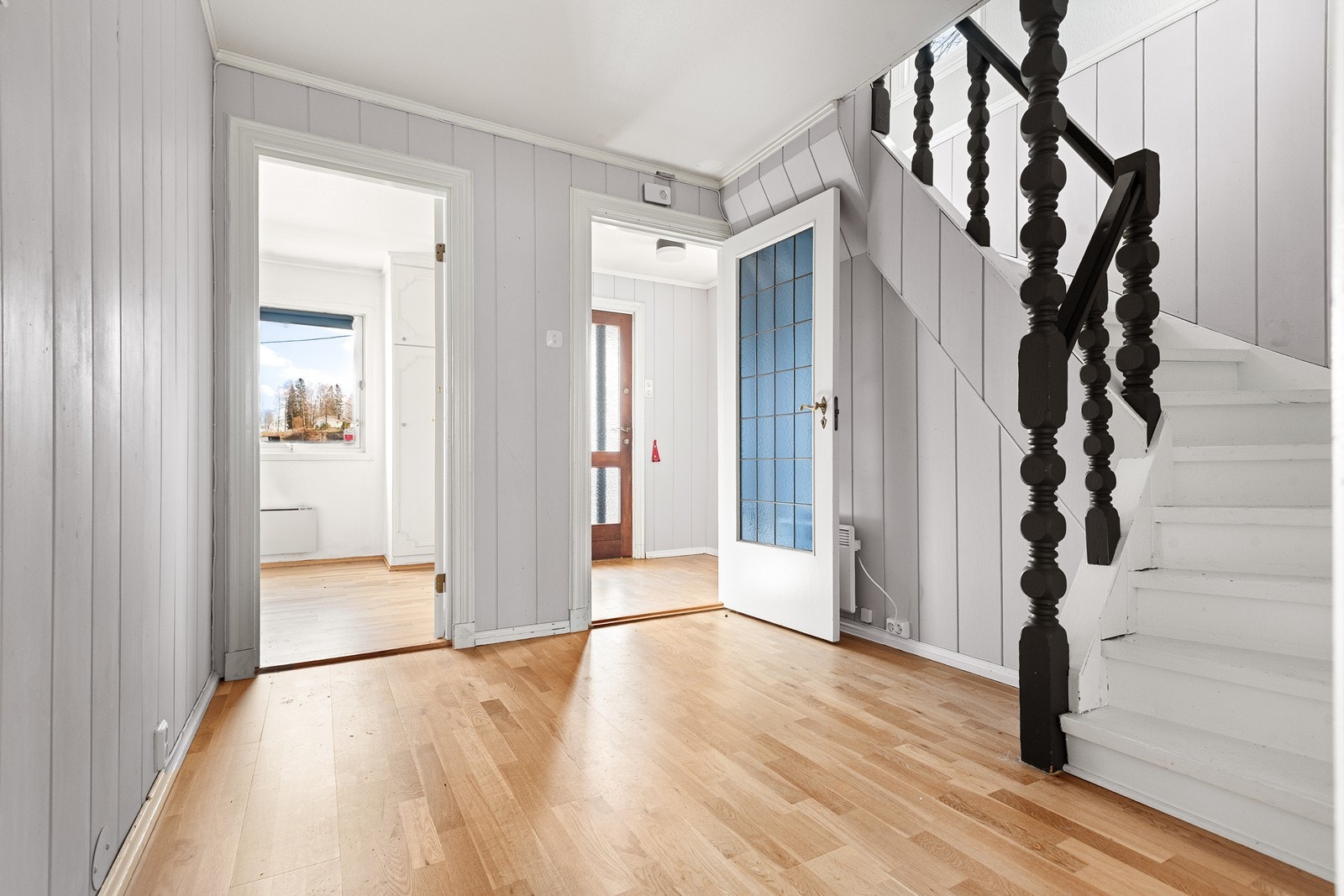 1.etg med romslig entré/gang, 3 soverom og bad. Galleribilde