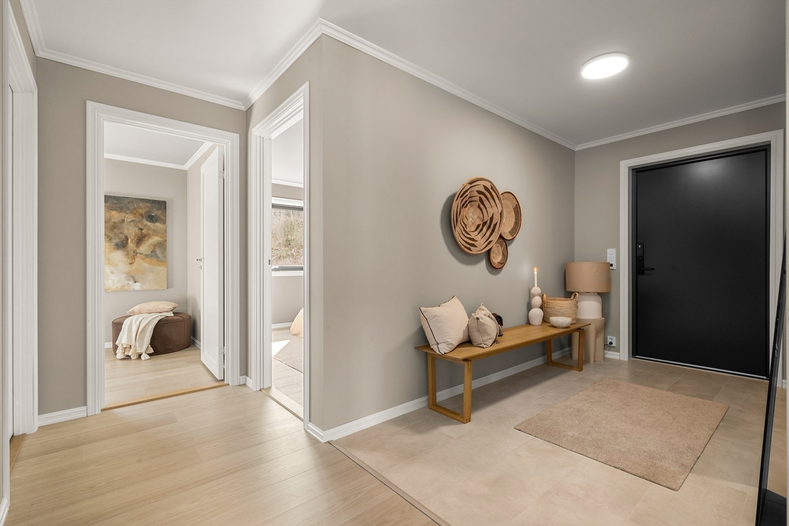 Der er lagt kvalitetslaminat av typen; Select Beige Oak på gulv i alle tørre rom. Galleribilde