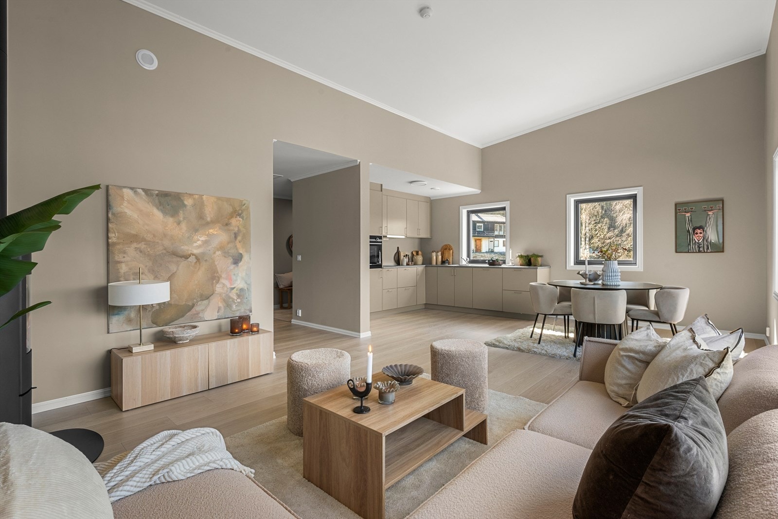 Her er det malt i den tidsriktige farge; Soothing Beige, på vegger i stue, kjøkken, gang og i entré. Galleribilde