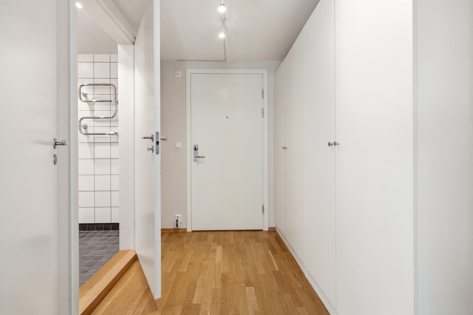 Velkommen inn! Lys og romslig entré med praktiske garderobeskap og god plass til oppbevaring. Galleribilde