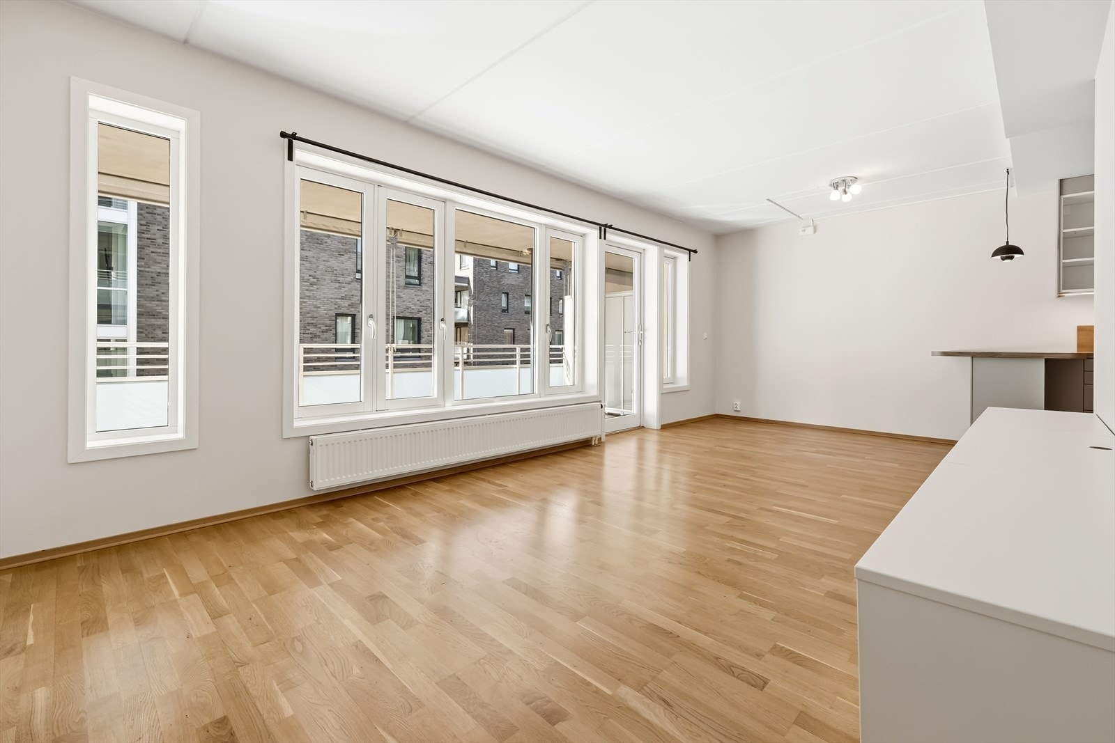 Leiligheten har store vindusflater som slipper inn rikelig med naturlig lys. Galleribilde