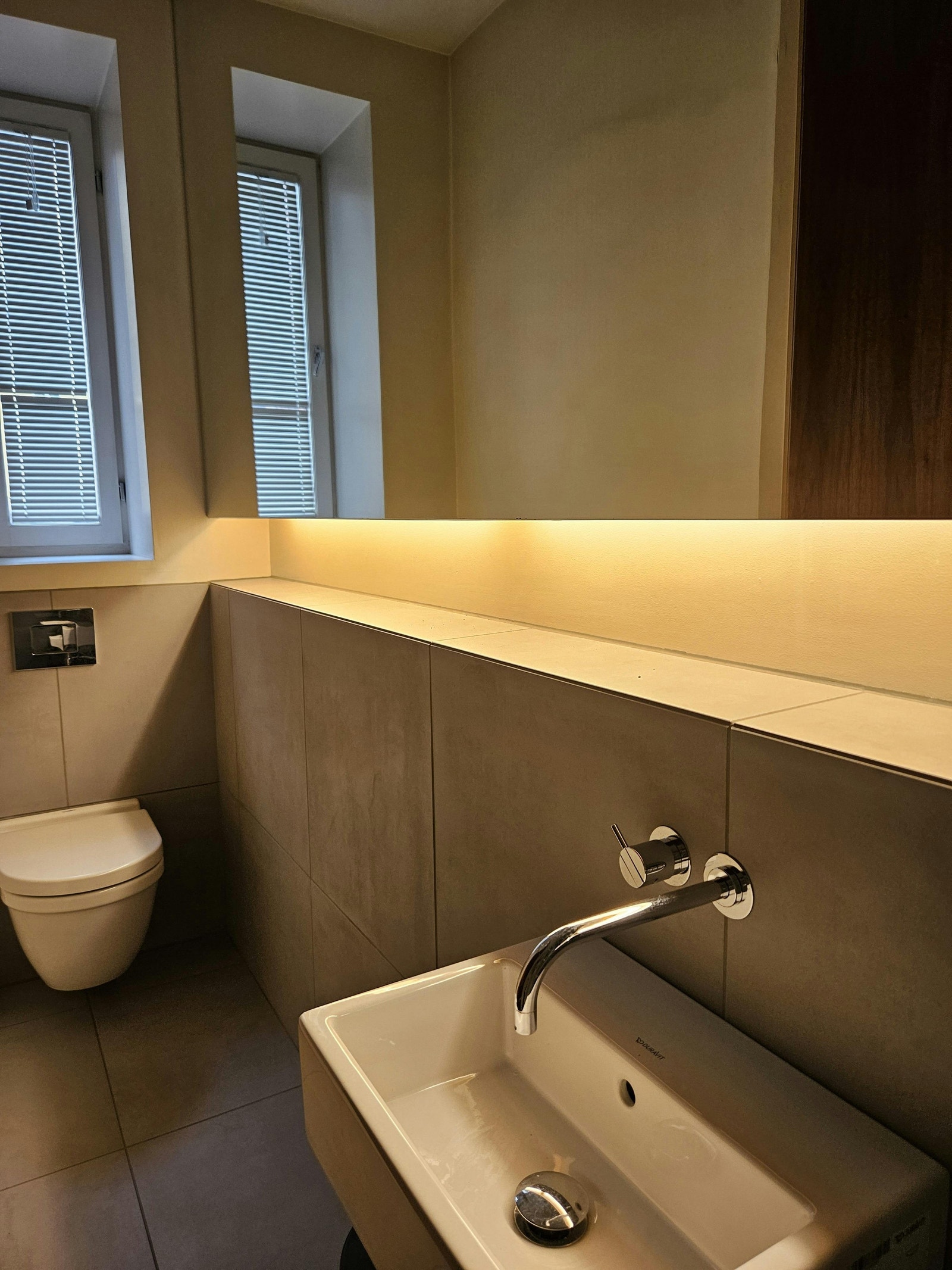 Moderne bad med dusj Galleribilde