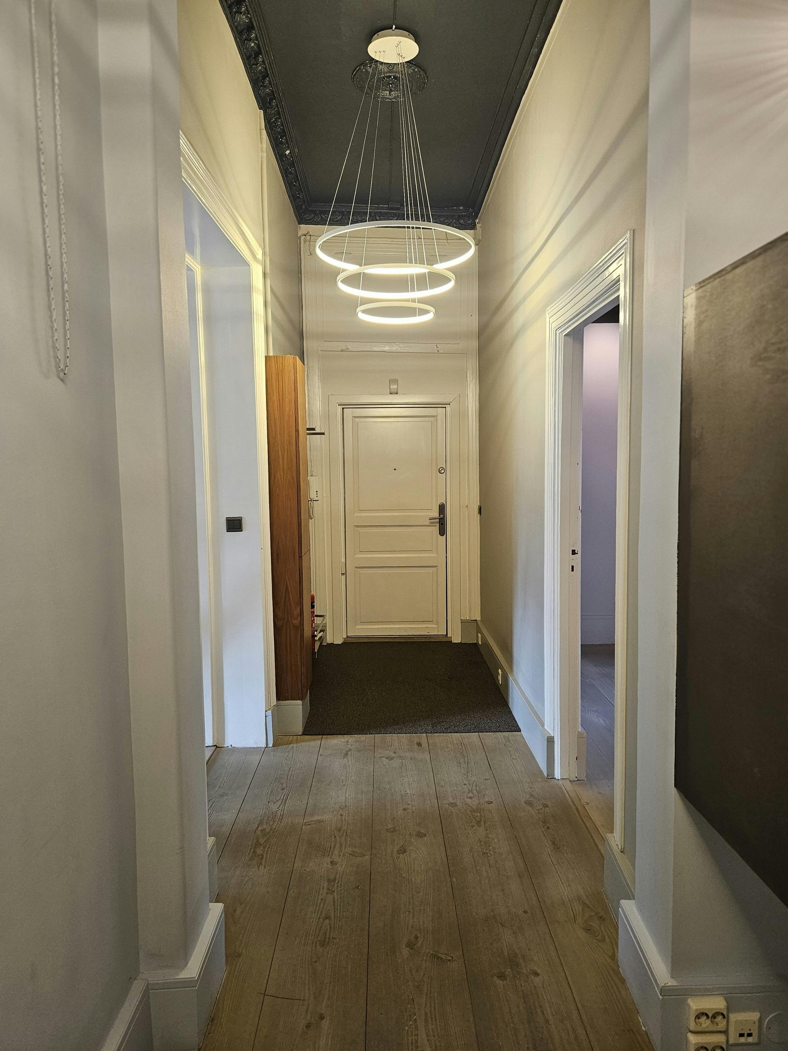 Romslig gang med god plass til oppbevaring Galleribilde