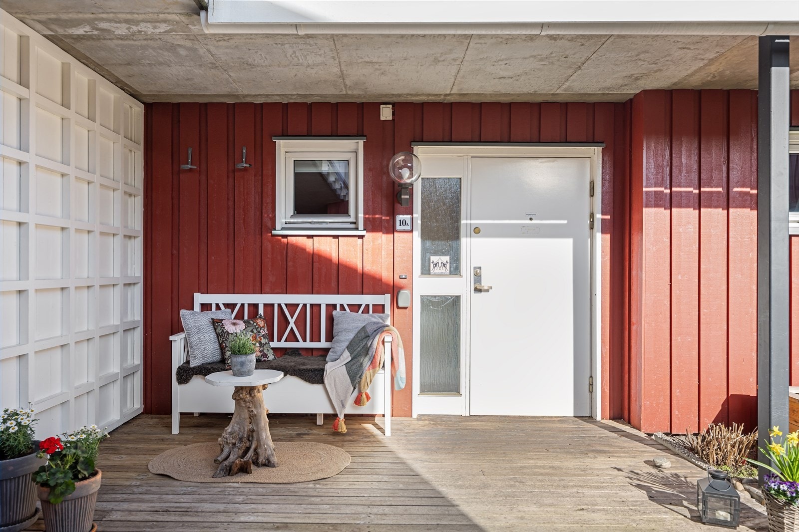Inngangspartiet er overbygget og har plass til en liten sittegruppe på terrassen. Galleribilde