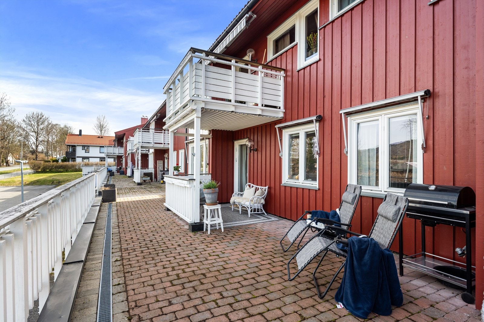 Fra stuen er det utgang til en uteplass, som utvider oppholdsarealet på varme dager. Galleribilde