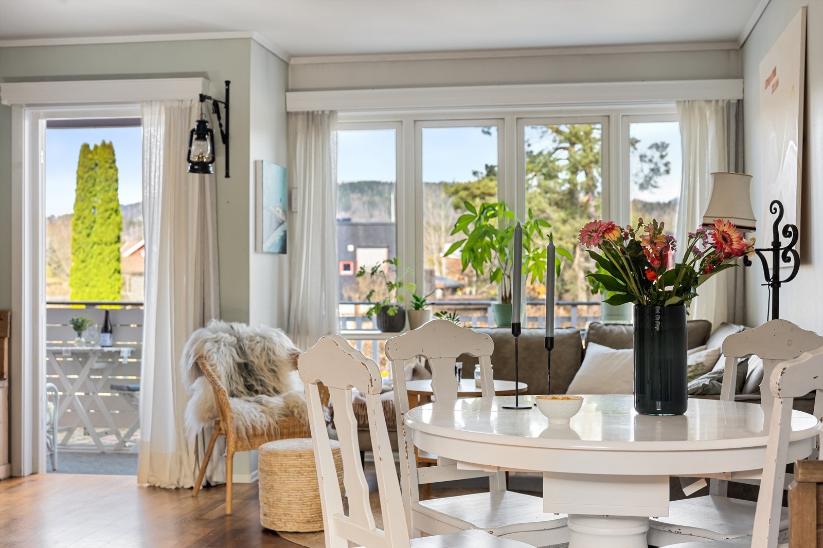 De store vindusflatene sørger for rikelig med naturlig lys, og skaper en god atmosfære. Galleribilde