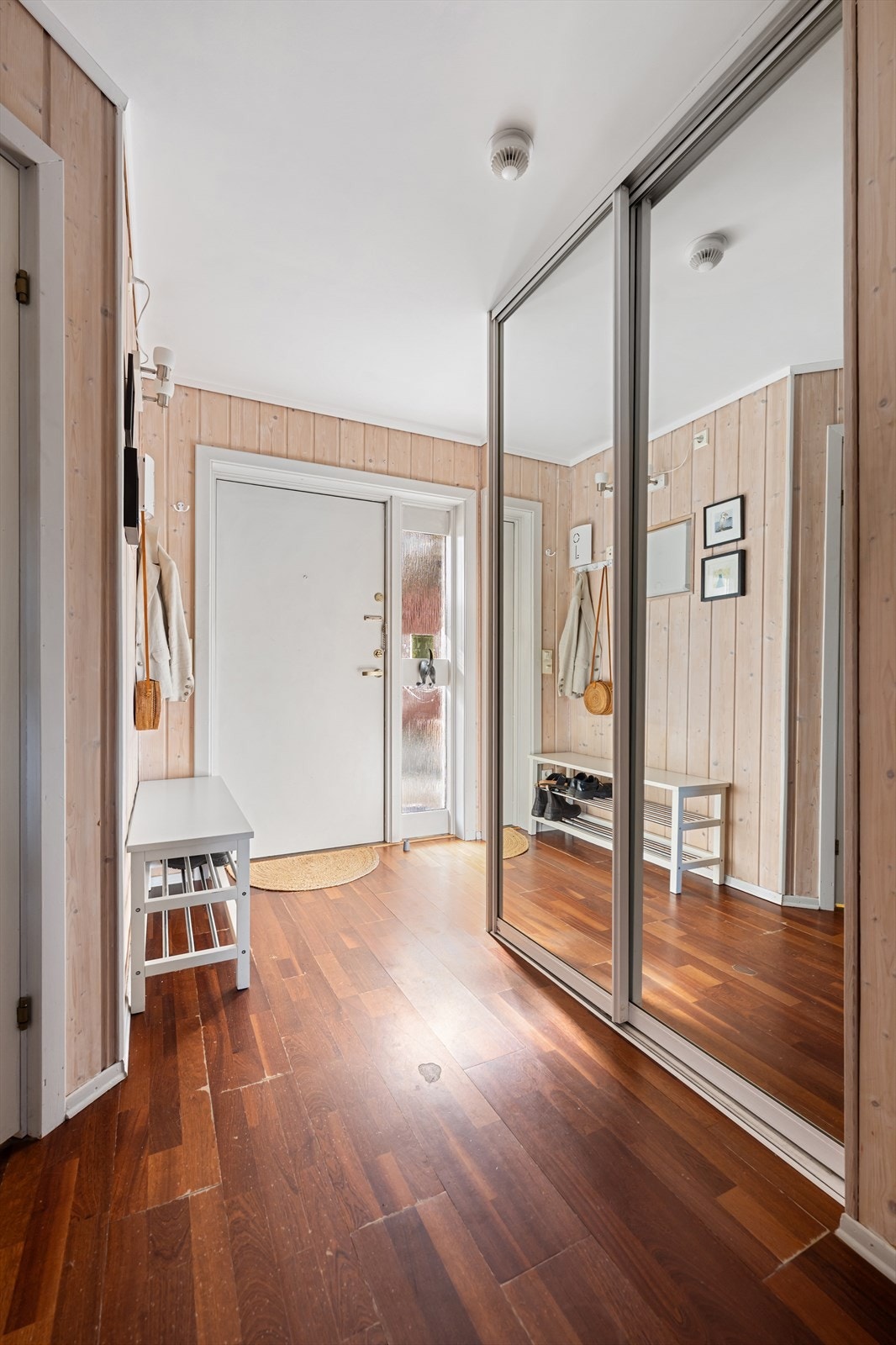 God oppbevaringsplass i en skyvedørsgarderobe med speilfronter. Sikringsskap med automatsikringer. Galleribilde