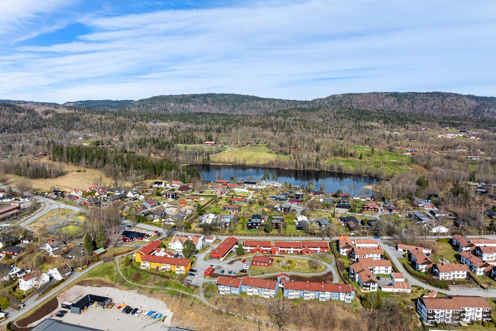 Fra leiligheten er det gangavstand til Golfbane, hyggelige turområder og badevann. Et populært turområde sommer som vinter. Galleribilde
