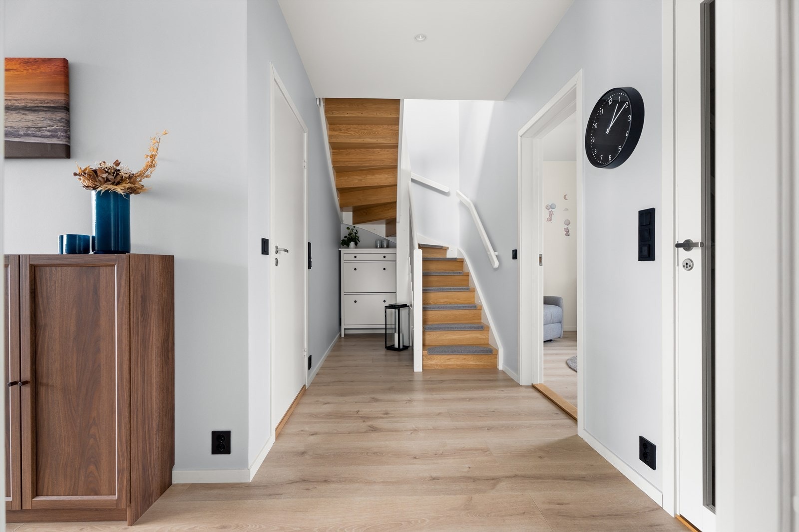 Gangen binder sammen rommene i første etasje. Trappen til andre etasje er en malt tretrapp med eiketrinn. Galleribilde