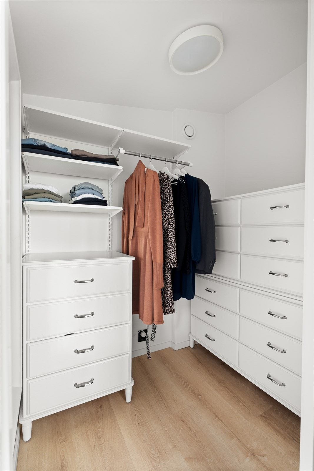 Walk-in closet med smart Elfa-system fra 2021, som gir optimal utnyttelse av plassen. Galleribilde