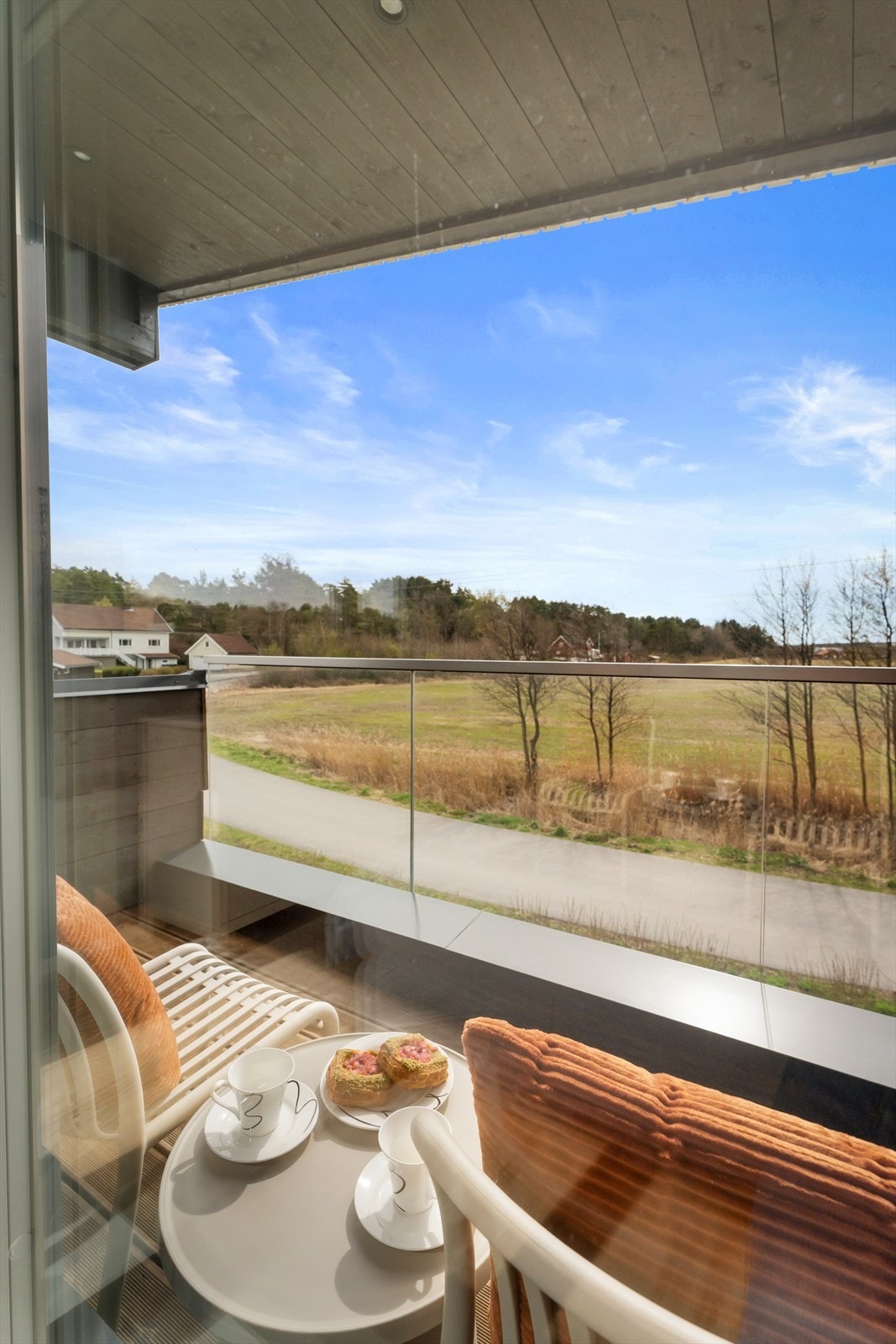 En perfekt plass for morgenkaffen, med utsikt over jordene. Galleribilde