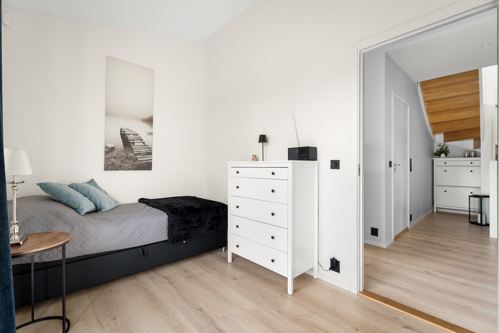 Det andre soverommet i første etasje, ideelt som barnerom, gjesterom eller kontor. Galleribilde