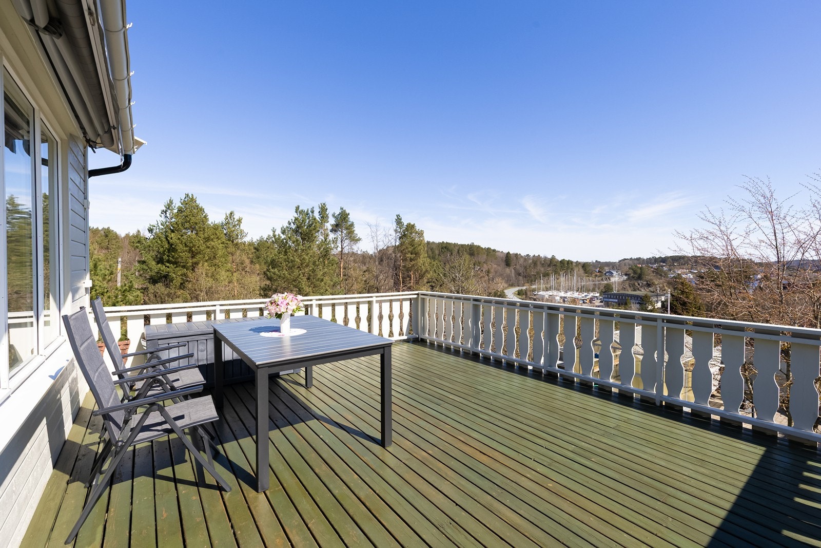 Hyggelig veranda med morgensol og utsikt til Tromøysund Galleribilde