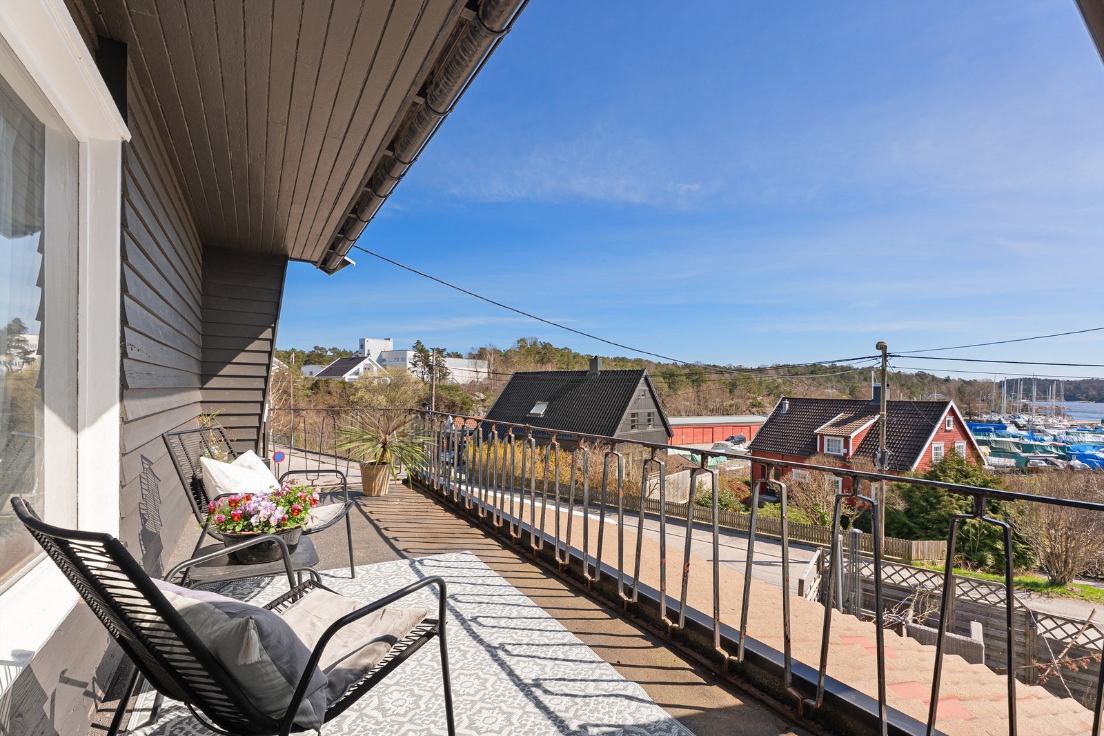Balkong ut fra 1 etasje mot Bertes Galleribilde