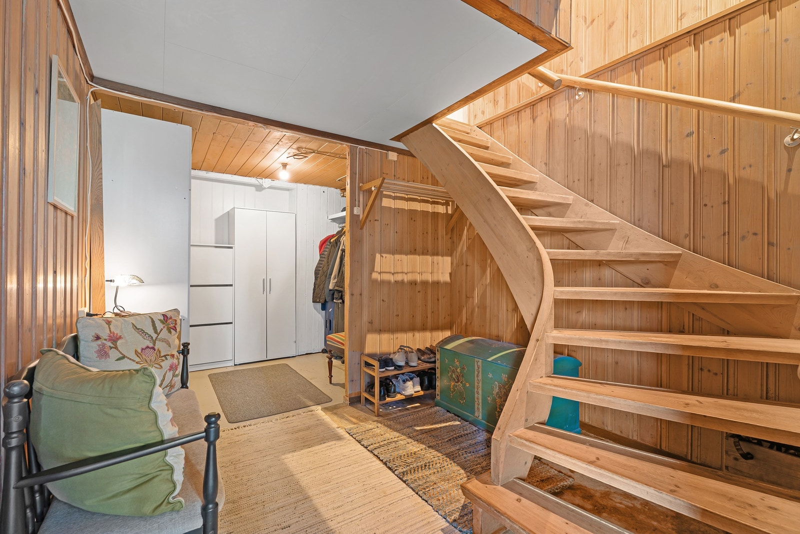 I entréen av boligens underetasje har du god plass til en stor garderobe Galleribilde