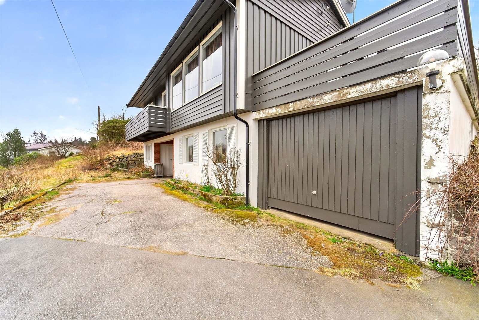 Garasjen i underetasjen har et bruksareal på 20 m² og separat adkomst. Galleribilde