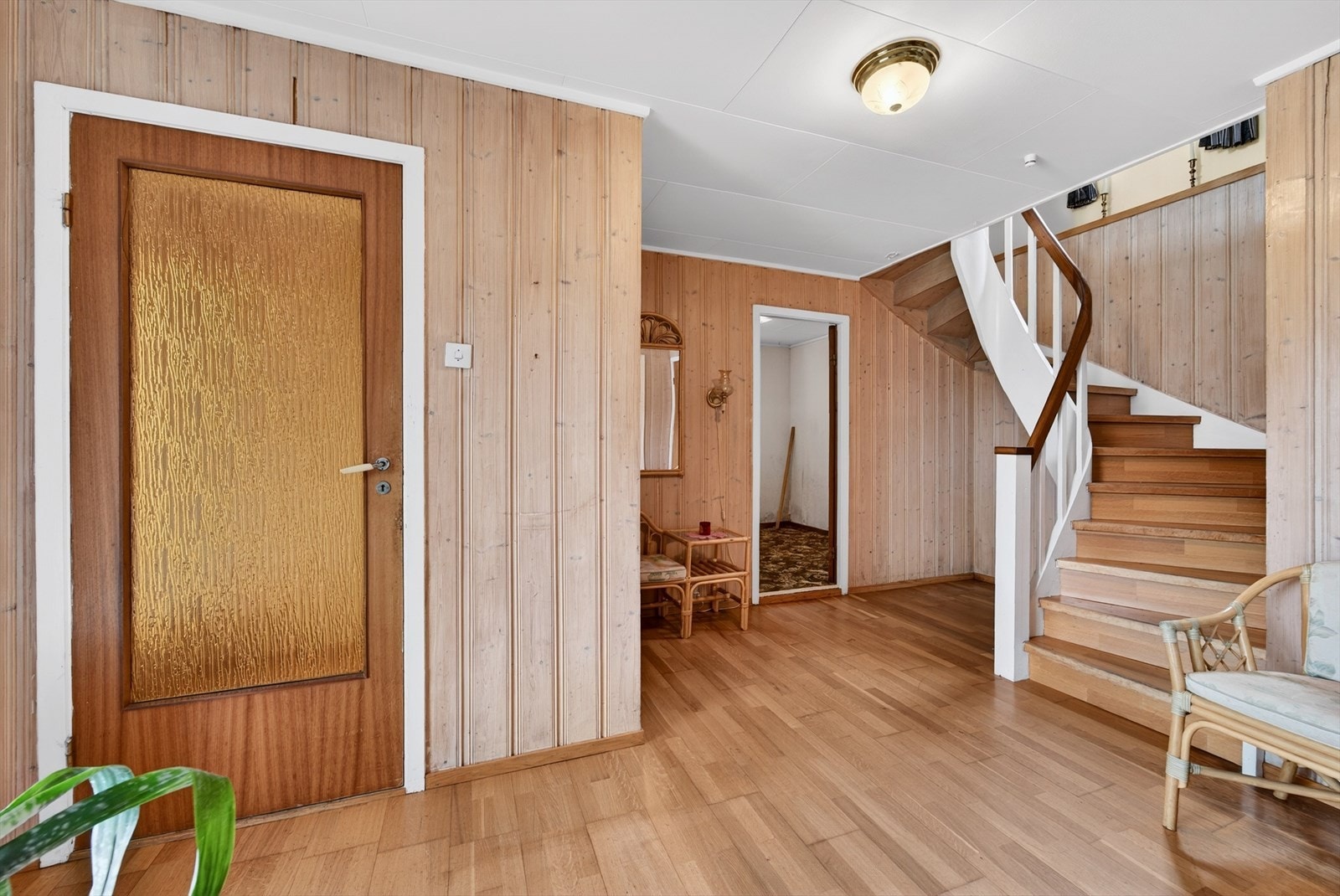 Innvendig trapp i malt treverk med parkett i trinnene gir tilgang mellom etasjene. Galleribilde