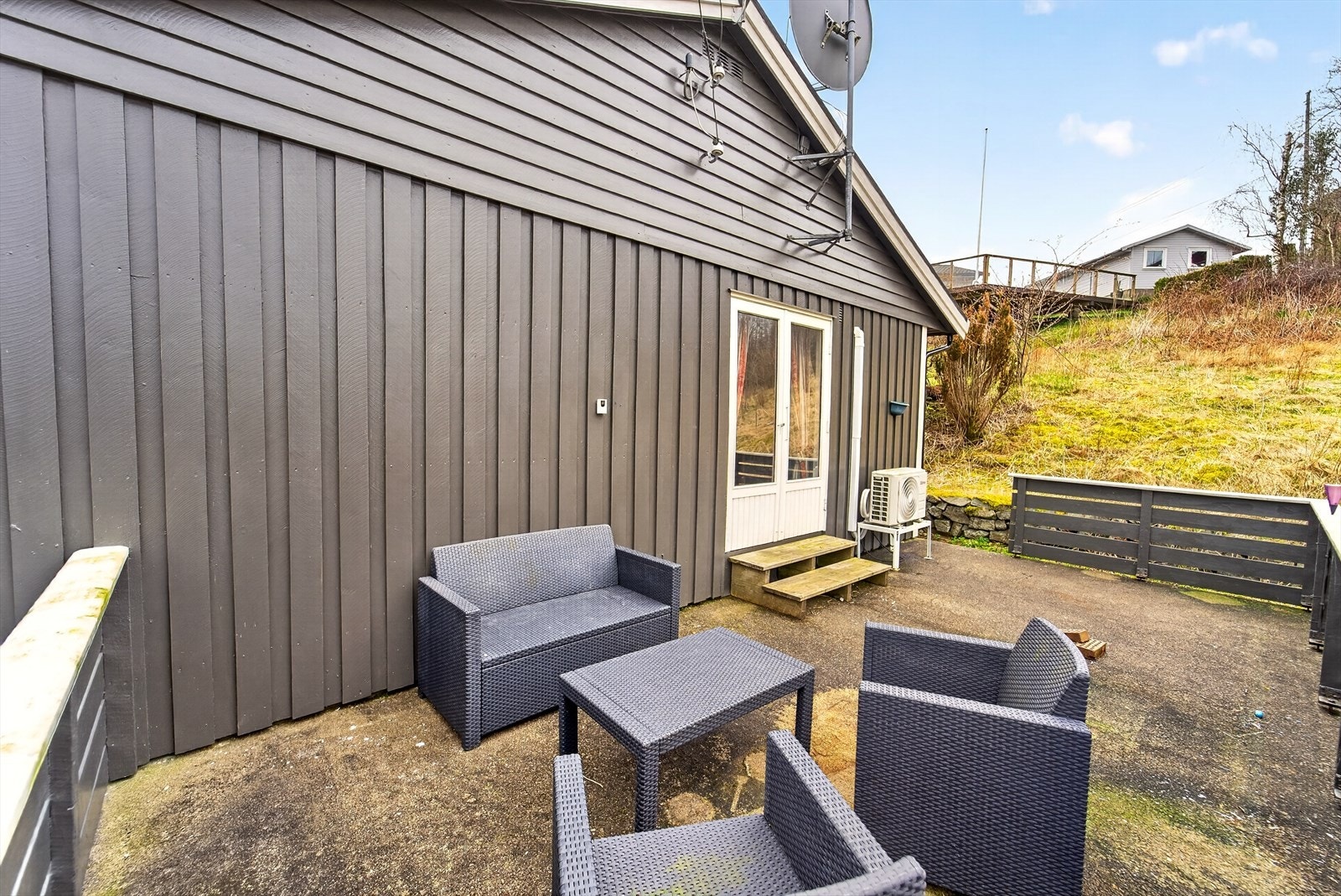 Støpt terrasse med utgang fra stue og adkomst til hagen. Galleribilde