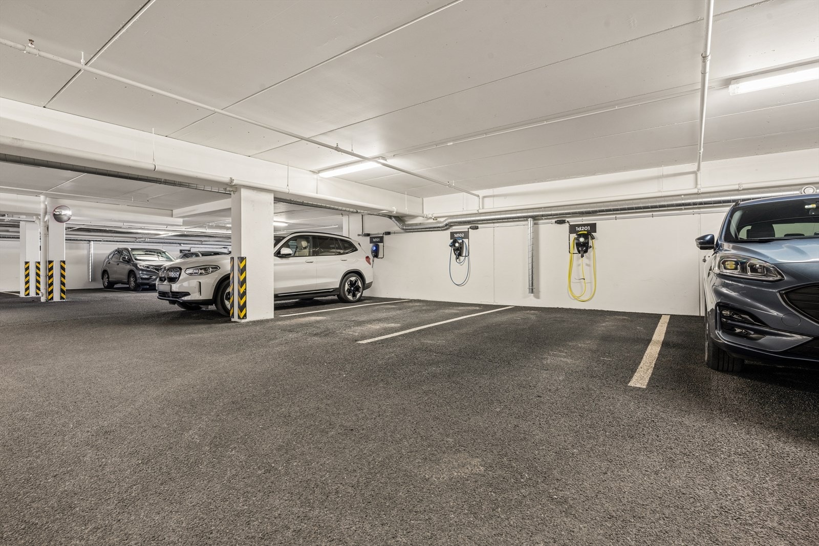 Fast parkeringsplass i garasjeanlegg hvor det også er satt opp EL-bil lader. Galleribilde