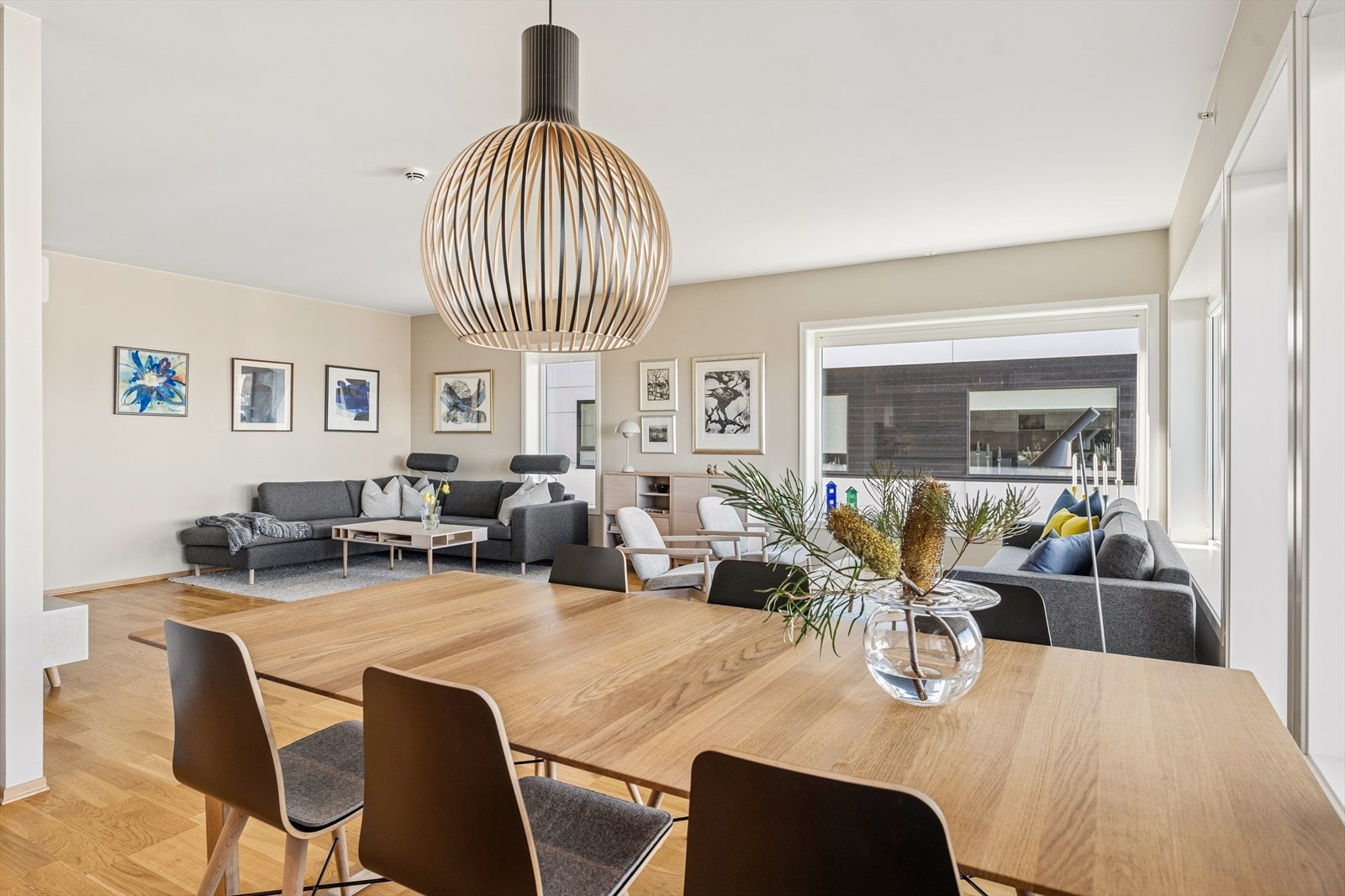 Stue og kjøkken i åpen løsning skaper en romslig og sosial arena. Rommet har flere innredningsmuligheter og god plass til både flere sofa og spisegrupper. Galleribilde