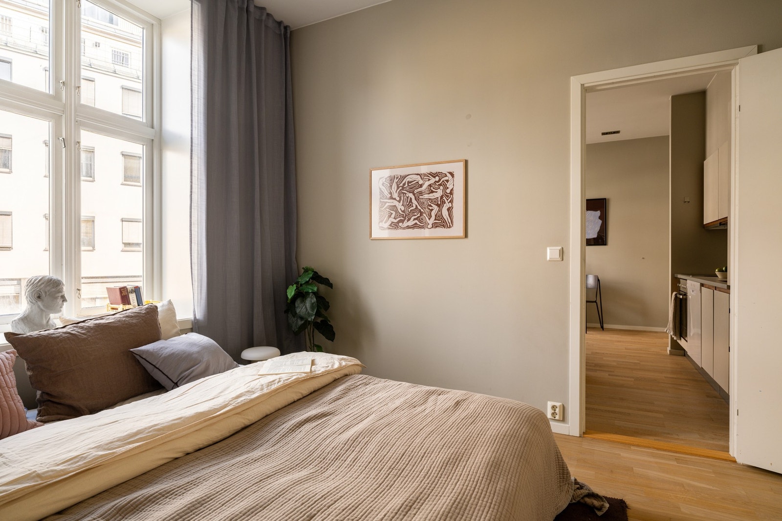 Fra stuen/kjøkken er det inngang til leilighetens soverom, som er stort og luftig. Galleribilde