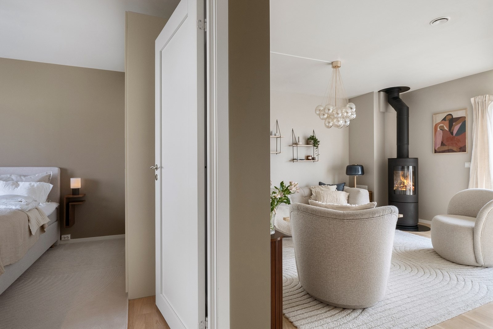 Leiligheten har to gode soverom, hvor hovedsoverommet har adkomst fra stuen. Galleribilde